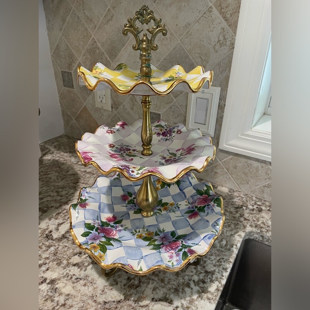 Mackenzie child RETIRE HONEYMOON 3 tier stand. Yellow pink purple.